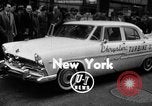 Standbild Chrysler Turbine besonderes Automobil New York City USA, 1956, aus Sekunde 1 historischem Filmmaterial Videoclip 65675041479