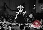 Immagine di Sfilata di moda Italia, 1956, secondo 6 filmato di repertorio 65675041480