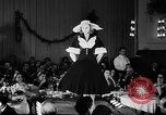 Immagine di Sfilata di moda Italia, 1956, secondo 7 filmato di repertorio 65675041480
