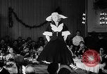 Immagine di Sfilata di moda Italia, 1956, secondo 8 filmato di repertorio 65675041480