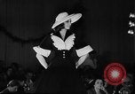 Immagine di Sfilata di moda Italia, 1956, secondo 9 filmato di repertorio 65675041480