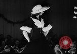 Immagine di Sfilata di moda Italia, 1956, secondo 10 filmato di repertorio 65675041480