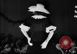 Immagine di Sfilata di moda Italia, 1956, secondo 11 filmato di repertorio 65675041480
