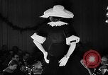 Immagine di Sfilata di moda Italia, 1956, secondo 12 filmato di repertorio 65675041480