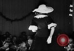 Immagine di Sfilata di moda Italia, 1956, secondo 13 filmato di repertorio 65675041480