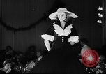 Immagine di Sfilata di moda Italia, 1956, secondo 14 filmato di repertorio 65675041480