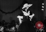 Immagine di Sfilata di moda Italia, 1956, secondo 15 filmato di repertorio 65675041480