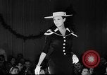 Immagine di Sfilata di moda Italia, 1956, secondo 19 filmato di repertorio 65675041480