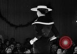 Immagine di Sfilata di moda Italia, 1956, secondo 20 filmato di repertorio 65675041480