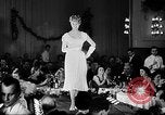 Immagine di Sfilata di moda Italia, 1956, secondo 21 filmato di repertorio 65675041480