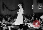 Immagine di Sfilata di moda Italia, 1956, secondo 22 filmato di repertorio 65675041480