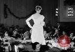 Immagine di Sfilata di moda Italia, 1956, secondo 23 filmato di repertorio 65675041480