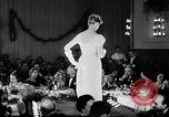 Immagine di Sfilata di moda Italia, 1956, secondo 24 filmato di repertorio 65675041480