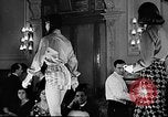 Immagine di Sfilata di moda Italia, 1956, secondo 26 filmato di repertorio 65675041480