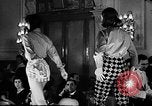 Immagine di Sfilata di moda Italia, 1956, secondo 28 filmato di repertorio 65675041480