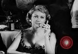 Immagine di Sfilata di moda Italia, 1956, secondo 30 filmato di repertorio 65675041480