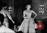 Immagine di Sfilata di moda Italia, 1956, secondo 32 filmato di repertorio 65675041480