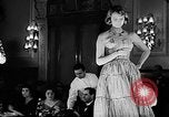Immagine di Sfilata di moda Italia, 1956, secondo 33 filmato di repertorio 65675041480