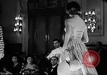 Immagine di Sfilata di moda Italia, 1956, secondo 35 filmato di repertorio 65675041480
