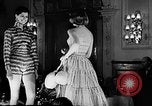Immagine di Sfilata di moda Italia, 1956, secondo 36 filmato di repertorio 65675041480
