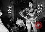 Immagine di Sfilata di moda Italia, 1956, secondo 38 filmato di repertorio 65675041480