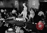 Immagine di Sfilata di moda Italia, 1956, secondo 39 filmato di repertorio 65675041480