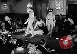 Immagine di Sfilata di moda Italia, 1956, secondo 40 filmato di repertorio 65675041480