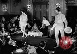 Immagine di Sfilata di moda Italia, 1956, secondo 46 filmato di repertorio 65675041480
