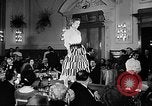 Immagine di Sfilata di moda Italia, 1956, secondo 52 filmato di repertorio 65675041480