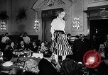 Immagine di Sfilata di moda Italia, 1956, secondo 53 filmato di repertorio 65675041480