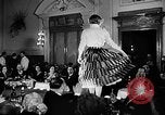 Immagine di Sfilata di moda Italia, 1956, secondo 54 filmato di repertorio 65675041480