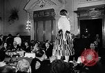 Immagine di Sfilata di moda Italia, 1956, secondo 55 filmato di repertorio 65675041480