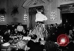 Immagine di Sfilata di moda Italia, 1956, secondo 56 filmato di repertorio 65675041480