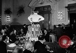 Immagine di Sfilata di moda Italia, 1956, secondo 57 filmato di repertorio 65675041480