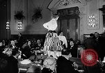 Immagine di Sfilata di moda Italia, 1956, secondo 58 filmato di repertorio 65675041480