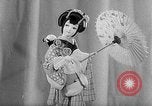Standbild Internationale doll anzeigen Italien, 1954, aus Sekunde 15 historischem Filmmaterial Videoclip 65675041492