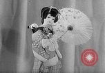 Standbild Internationale doll anzeigen Italien, 1954, aus Sekunde 16 historischem Filmmaterial Videoclip 65675041492