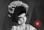 Standbild Internationale doll anzeigen Italien, 1954, aus Sekunde 18 historischem Filmmaterial Videoclip 65675041492