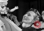 Standbild Internationale doll anzeigen Italien, 1954, aus Sekunde 23 historischem Filmmaterial Videoclip 65675041492