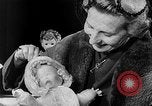 Standbild Internationale doll anzeigen Italien, 1954, aus Sekunde 24 historischem Filmmaterial Videoclip 65675041492