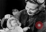 Standbild Internationale doll anzeigen Italien, 1954, aus Sekunde 25 historischem Filmmaterial Videoclip 65675041492