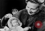 Standbild Internationale doll anzeigen Italien, 1954, aus Sekunde 26 historischem Filmmaterial Videoclip 65675041492