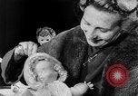 Standbild Internationale doll anzeigen Italien, 1954, aus Sekunde 27 historischem Filmmaterial Videoclip 65675041492