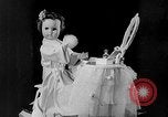 Standbild Internationale doll anzeigen Italien, 1954, aus Sekunde 34 historischem Filmmaterial Videoclip 65675041492