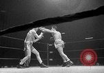 Immagine di Guanti Golden Light middleweight boxe New York City USA, 1954, secondo 9 filmato di repertorio 65675041494