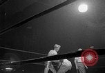 Immagine di Guanti Golden Light middleweight boxe New York City USA, 1954, secondo 10 filmato di repertorio 65675041494