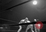 Immagine di Guanti Golden Light middleweight boxe New York City USA, 1954, secondo 11 filmato di repertorio 65675041494