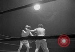Immagine di Guanti Golden Light middleweight boxe New York City USA, 1954, secondo 12 filmato di repertorio 65675041494