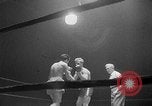 Immagine di Guanti Golden Light middleweight boxe New York City USA, 1954, secondo 13 filmato di repertorio 65675041494