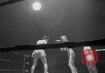 Immagine di Guanti Golden Light middleweight boxe New York City USA, 1954, secondo 14 filmato di repertorio 65675041494
